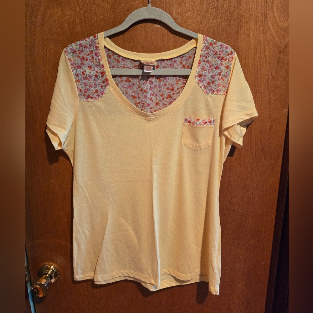 Women's Mossimo Supply Co Pale Yellow FiT-Shirt